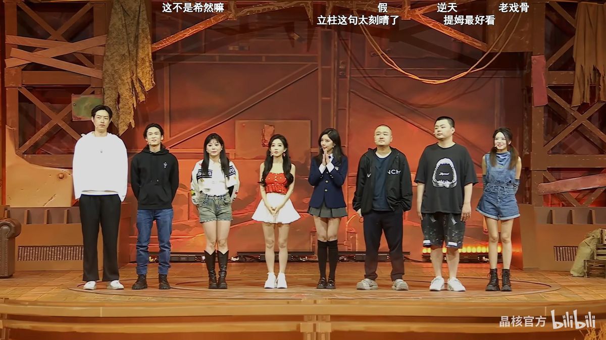 节目现场嘉宾合影，笑笑、冯提莫、赵奕欢与猫哥并肩而立，气氛轻松愉快