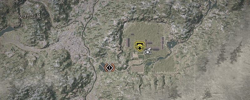 《刺客信条：影》游戏中角色站在传统日式建筑前的场景，背景为樱花与远山，充满和风意境