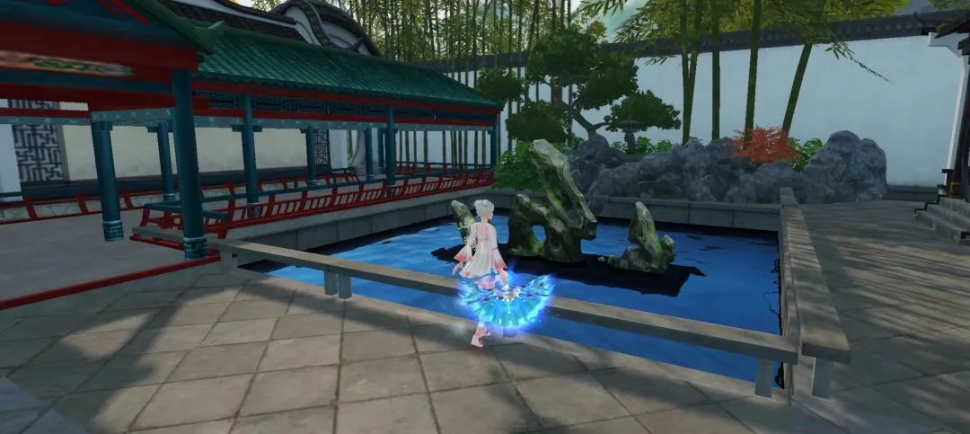 太湖石立于庭院中央，周围水流环绕，背景为木质长廊与竹林