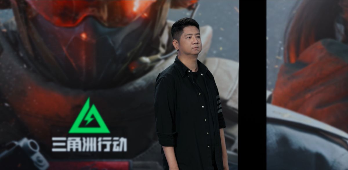 《三角洲行动》发布会现场画面，制作团队正在介绍游戏开发进展，背景为游戏实机战斗场景