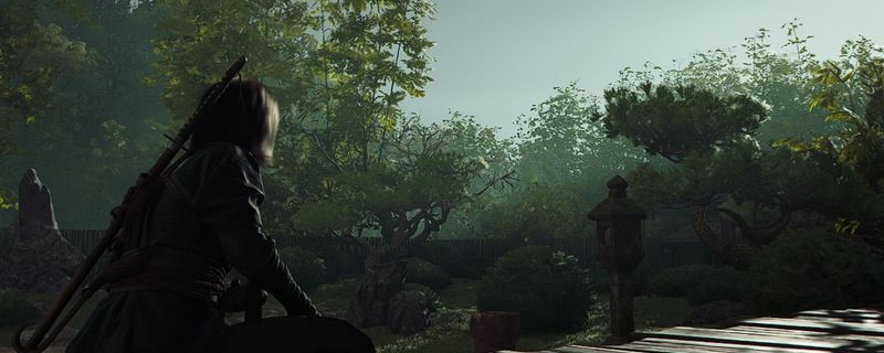 《刺客信条：影》游戏画面，主角奈绪江与弥助并肩站立于日式庭院中，背景为樱花与远山