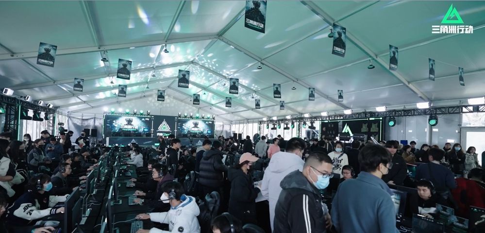 玩家在上海快闪试玩会现场体验《三角洲行动》，64台高配电脑前座无虚席，气氛热烈