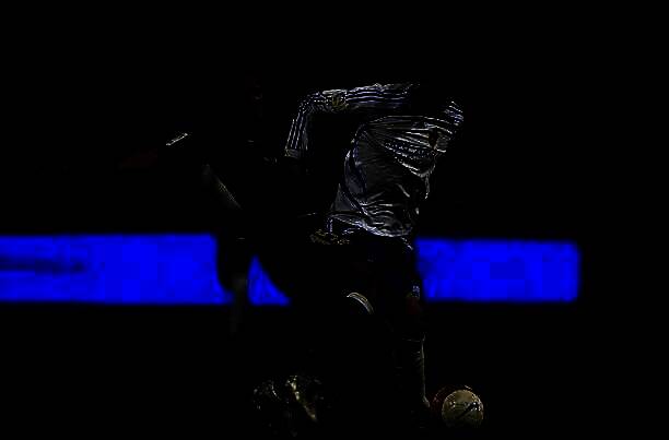 游戏内埃德米尔森在中场成功抢断，脚下控球准备发动反击，周围队友跑位积极