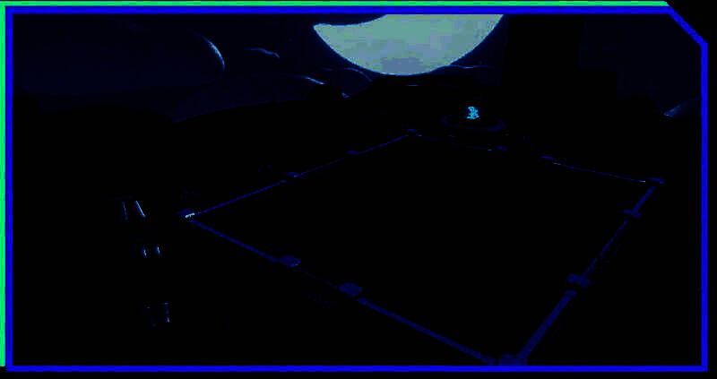 俯视角游戏地图画面，显示昏暗洞穴结构，红色标记指示BOSS区域，蓝色光点为玩家位置，环境布满发光菌类与陷阱