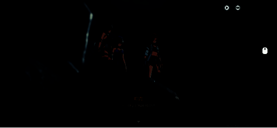 玩家在地铁上使用手机远程游玩《鸣潮》，屏幕显示激烈战斗场景