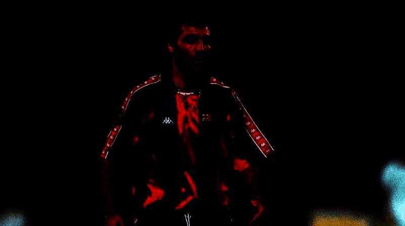 斯托伊奇科夫身穿保加利亚国家队球衣，激情庆祝进球的经典画面，背景为沸腾的世界杯赛场