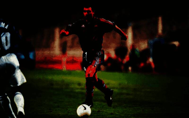 斯托伊奇科夫在比赛中左脚抽射破门，皮球划出优美弧线飞入球门死角，观众席爆发出热烈欢呼