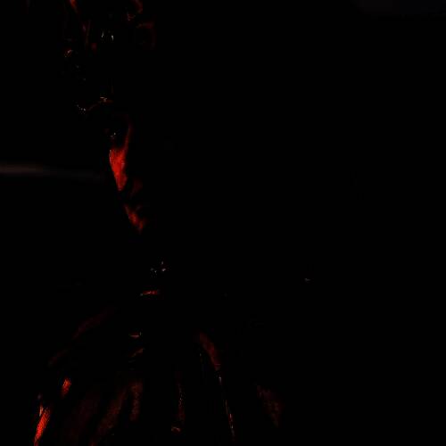 张辽角色立绘，身穿铠甲手持长枪，目光坚毅，背景为硝烟弥漫的战场，展现其英勇无畏的将领风范