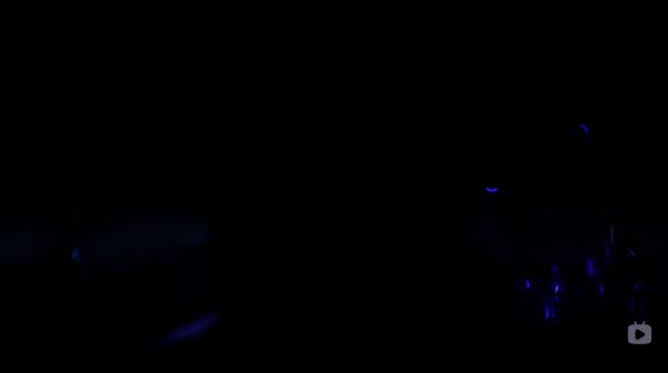 哥舒临烈火焚身，背影决绝地冲向巨大敌影