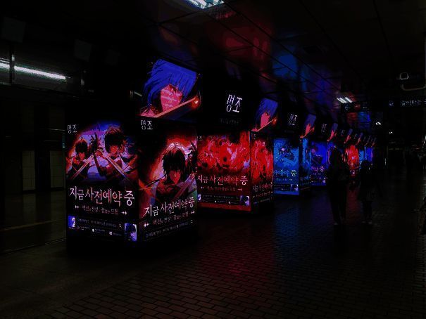 纽约时代广场电子屏播放《鸣潮》宣传视频，过往行人纷纷抬头观看