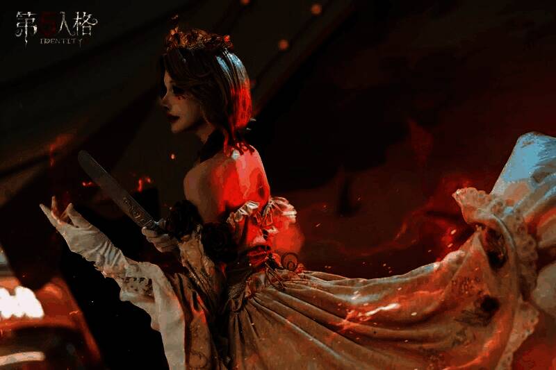 作曲家COSER在演奏区表演小提琴，周围灯光营造出梦幻光影