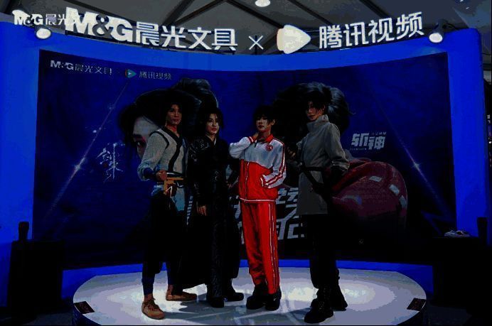 coser身着《斩神》角色服饰在晨光展台前表演，周围观众纷纷拍照打卡