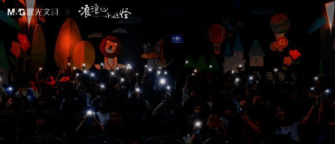 光栅修正带在不同角度下呈现动态画面，展示出色彩变换的视觉效果