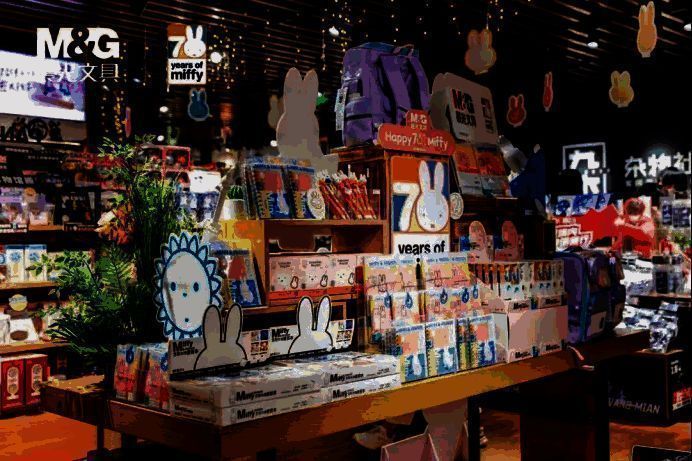 孔庙联名款考试笔套装，包装印有‘金榜题名’字样，寓意吉祥