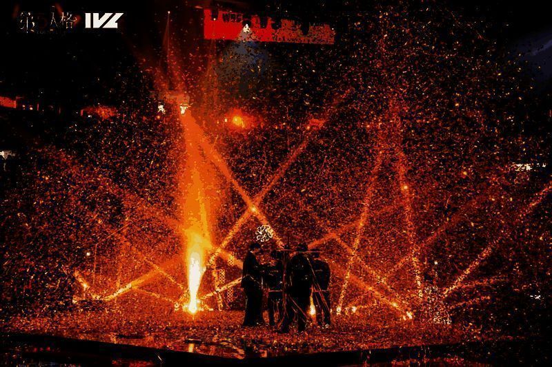 Wolves_DKing操控气象学家完成极限救援，屏幕特效炸裂，队友激动起身庆祝，对手神情凝重