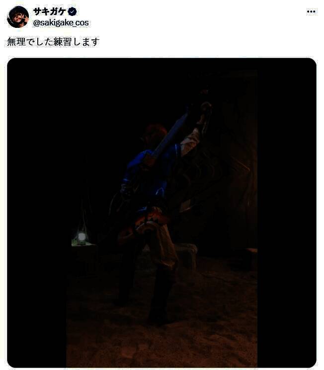 coser Sakigake背对镜头尝试拔出背后的大师之剑，动作吃力