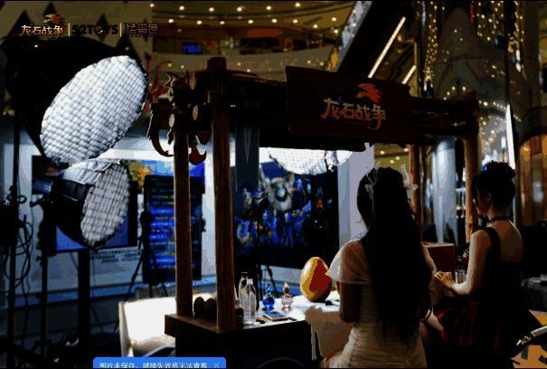 线下快闪活动现场，玩家与龙女团合影，背景为巨型龙石战争主题展陈