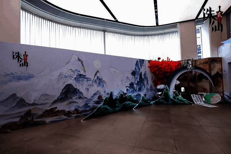 玩家在华为门店专注试玩《诛仙2》，屏幕上展示游戏内仙山云海场景，光影细腻，视觉效果惊艳