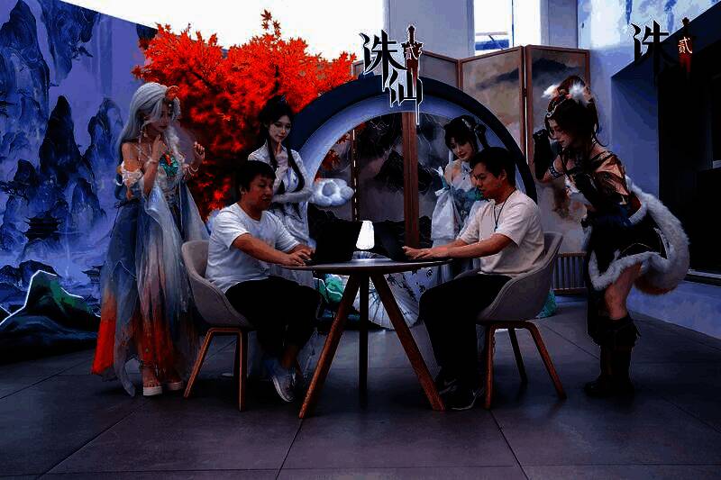 《诛仙2》与华为联合展台全景，展示鸿蒙系统与游戏技术融合亮点，现场设有互动体验区