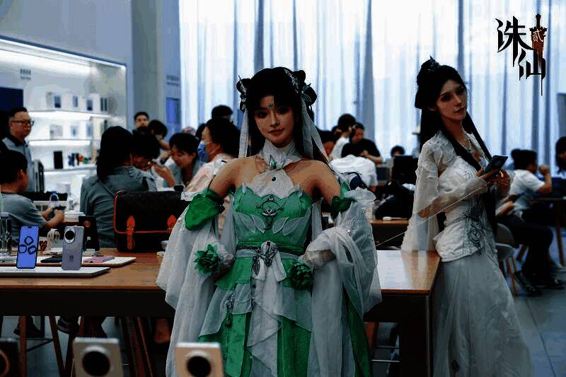 《诛仙2》与华为合作宣传墙，展示双方技术合作历程与核心成果，吸引玩家合影留念