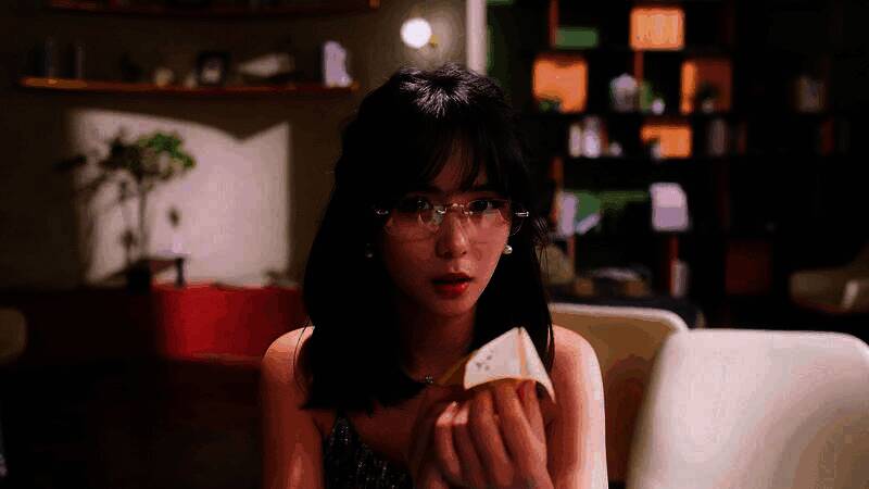 性感风格女主角倚靠墙边，眼神妩媚，背景为现代都市夜景