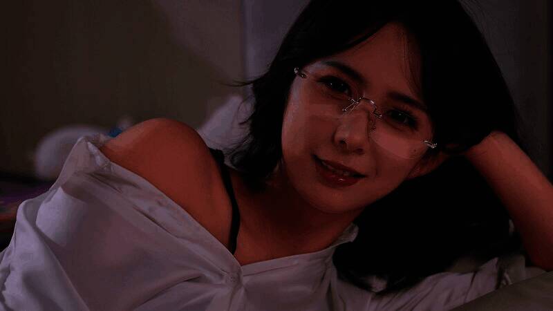 温柔型女主在庭院中为男主递茶，画面温馨宁静