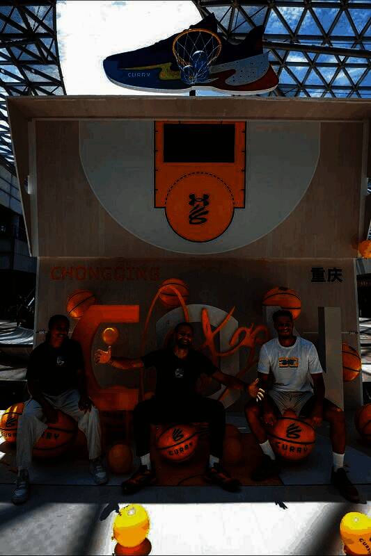 粉丝举着NBA2K手游应援牌在展区外合影，脸上洋溢着兴奋的笑容