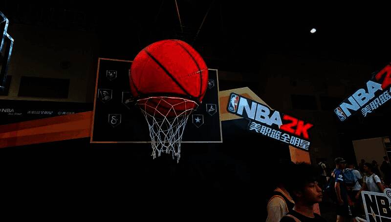 玩家站在库里等身立牌旁比出投篮姿势合影，背景有品牌LOGO装饰