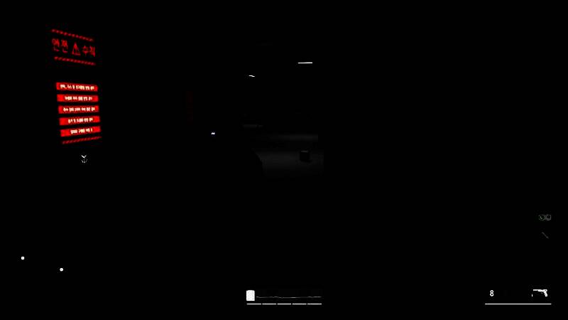 《Project TH》主角佩戴高科技护目镜在昏暗环境中潜行，周围光影交错，氛围紧张