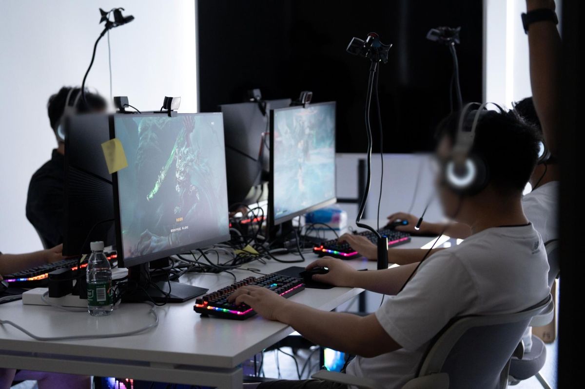 角色在炼丹炉前专注炼制丹药，周围灵气缭绕，符文缓缓旋转