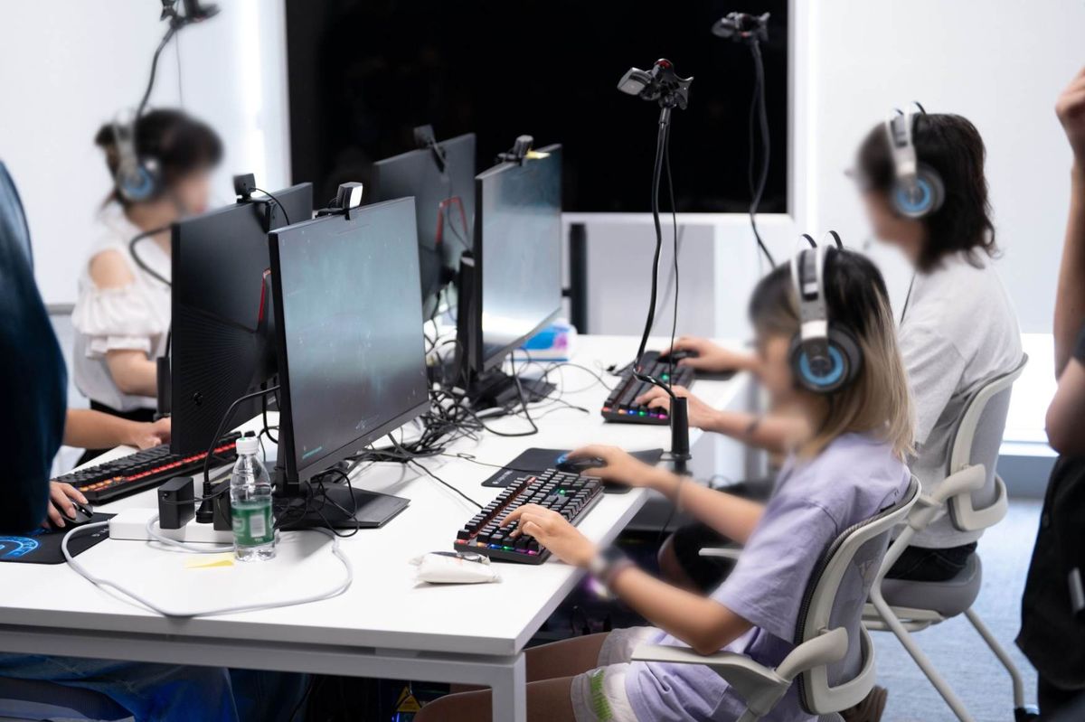 角色在瀑布下闭目修炼，周身灵气汇聚，即将突破境界的震撼瞬间