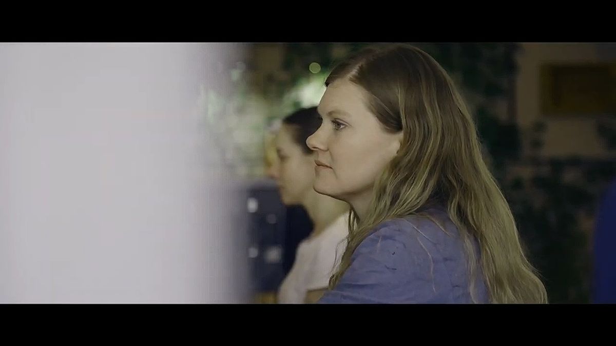 南方小镇废墟场景，破败房屋与悬挂的轮胎秋千营造出诡异怀旧感