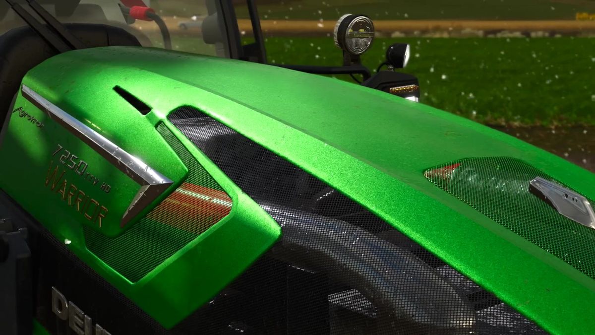 联合收割机在金色麦田中作业，扬起尘土与麦粒，光影效果逼真