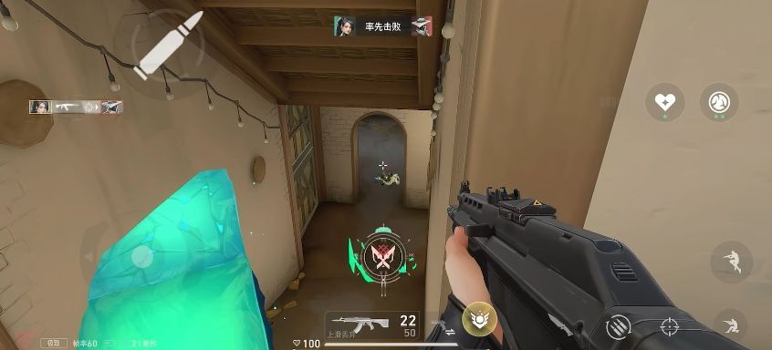 贤者投掷薄冰技能，法球在空中划出弧线，即将落地形成蓝色冰域，敌人正靠近该区域