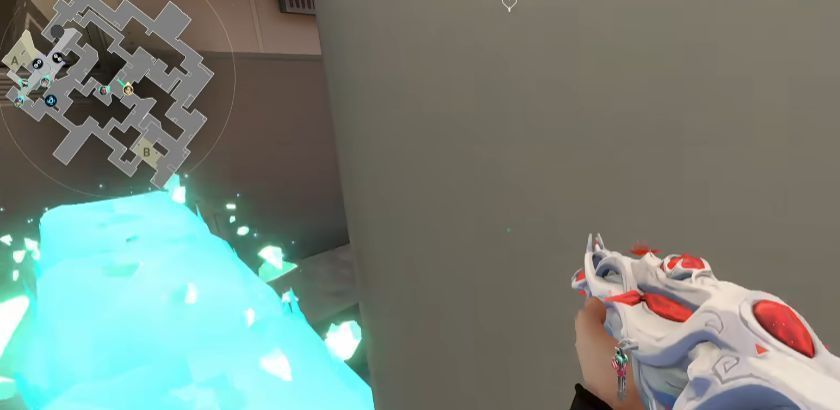 贤者与队友并肩作战，身后有玉城屏障提供掩护，前方队友正在交火