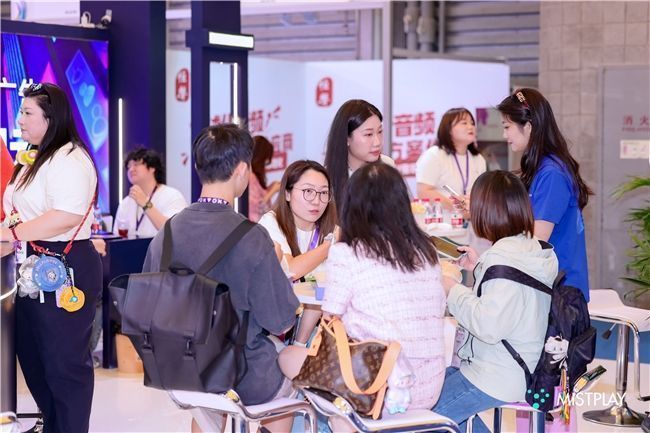 Mistplay展台在ChinaJoy现场人头攒动，工作人员与行业嘉宾热烈交流