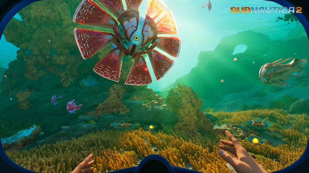 《Subnautica 2》游戏画面展示玩家在绚丽的外星海底探索，周围是发光的海洋生物和奇异植物