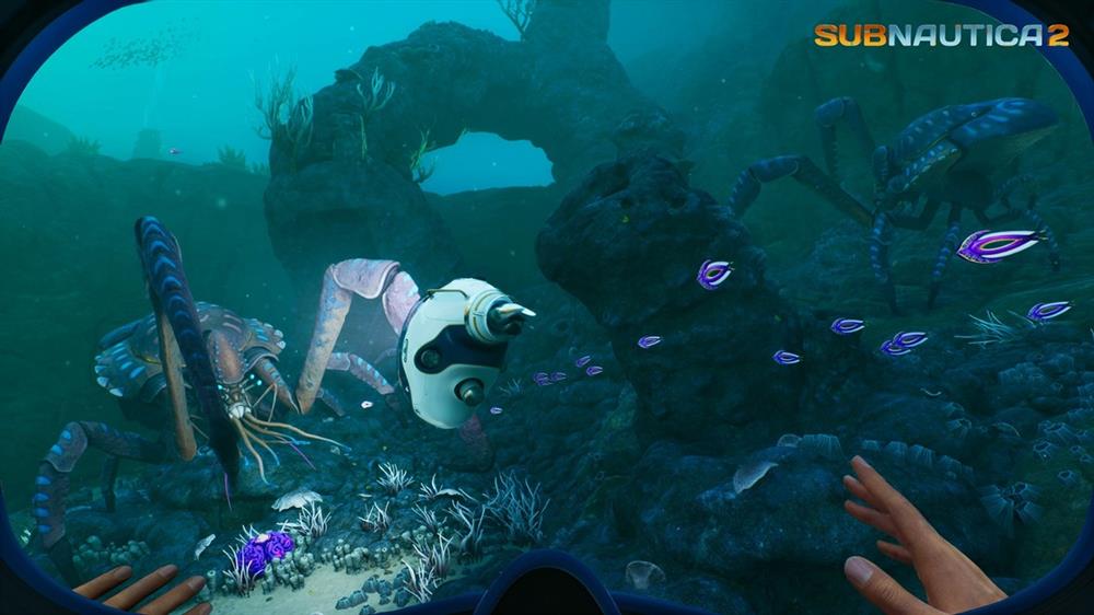 《Subnautica 2》玩家建造的模块化水下基地，结构复杂且与自然环境融为一体，灯光映照出科技感