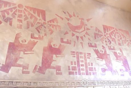 游客在模拟游戏关卡的木质平台上行走，背景是巨大的大金刚雕像