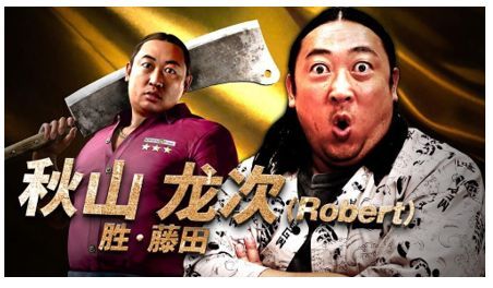 秋山龙次（Robert）在录音室中专注配音的现场画面，神情投入，周围布满专业录音设备