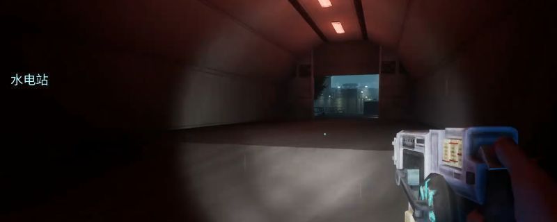 《非生物因素》水力发电厂外部全景视角，可见混凝土堤坝、金属结构厂房与平静水面，环境阴冷且充满工业废墟感