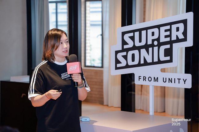 Supersonic from Unity APAC资深产品发行经理Selina Shi在台上分享立项经验，背景为‘从原型到立项’主题PPT