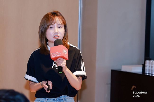 Daisy Chen正在演讲，PPT展示Idle游戏立项逻辑框架，包括KPI设定与玩法融合策略