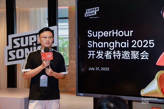 David Wang站在舞台中央发布2025混合休闲游戏四大关键词，大屏幕显示‘整体考虑、融合挑战、分层设计、扬长避短’