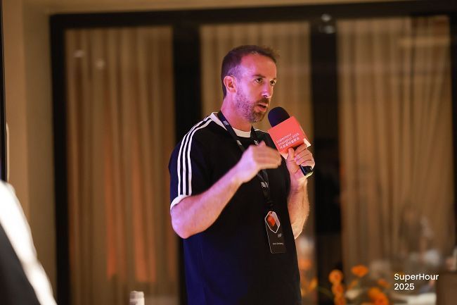 Omri Grinberg分享Coin Master商业化经验，PPT展示激励广告与内购收入的动态平衡模型