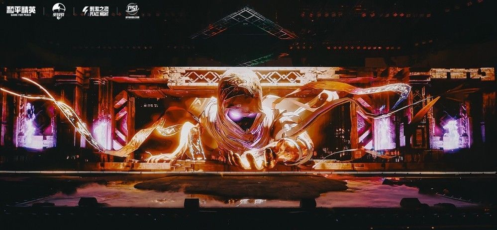 祝绪丹身穿冰蓝色战甲，站在舞台中央释放技能特效，周围雪花飞舞，灯光冷冽