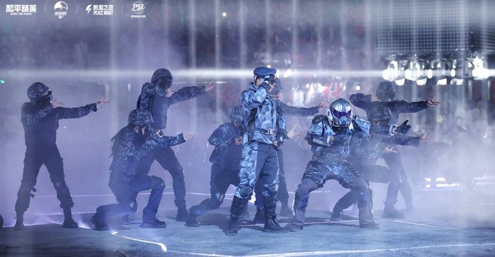 姚安娜身穿银色机甲风战衣，手持武器造型立于舞台中央，背景为地铁隧道投影