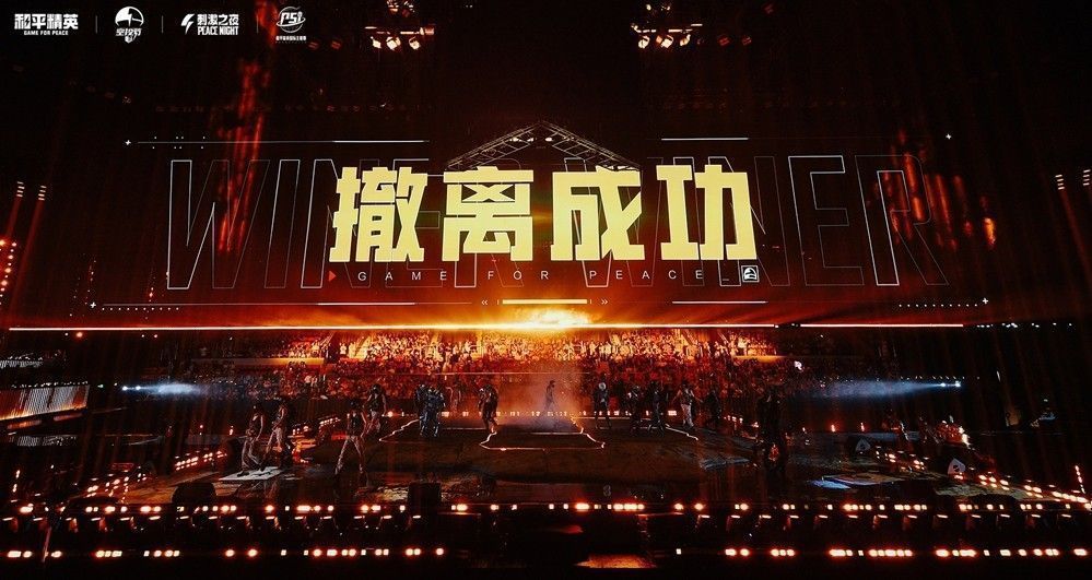 KINJAZ舞团成员身着不同阵营服装，在灯光交错中完成整齐划一的舞蹈动作