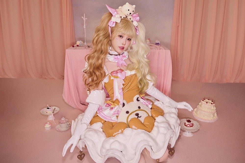 田曦薇身着白色蕾丝长裙，站在旋转舞台上缓缓起舞，背景为星空与花瓣飘落