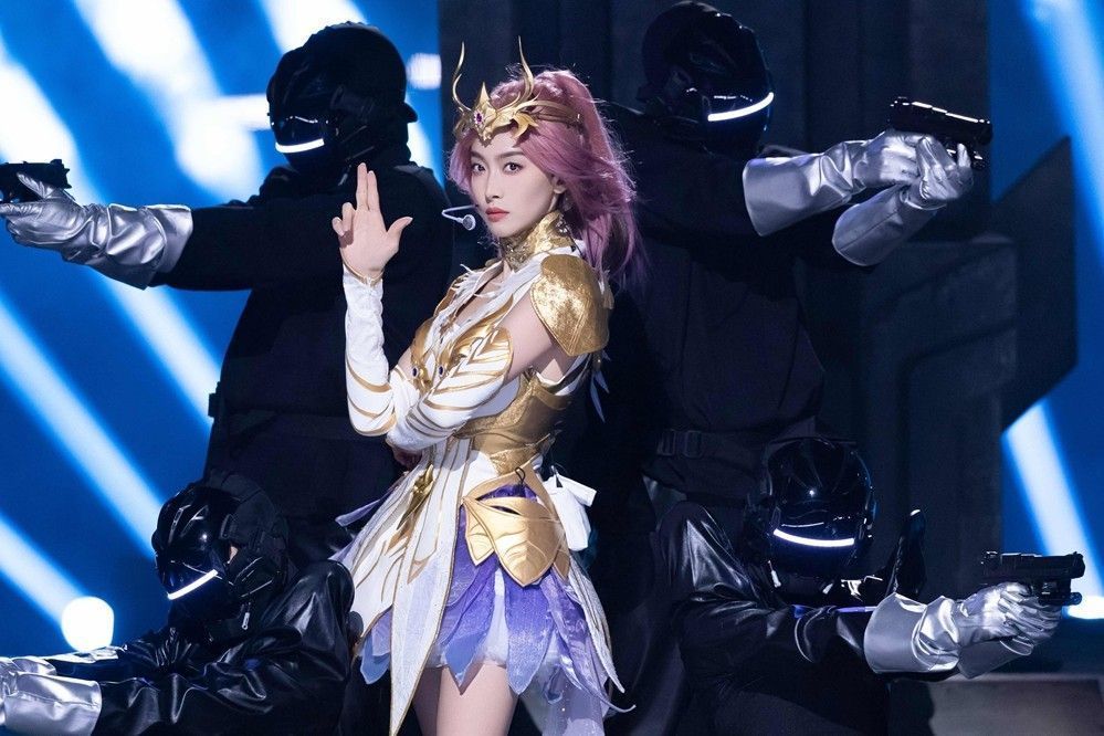 舞台中央机甲缓缓升起，宋茜与机器人同步舞动，灯光呈现蓝紫色未来科技色调